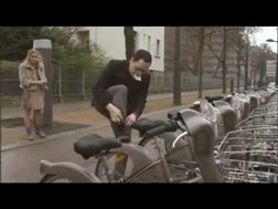 Solução feminina para andar de bicicleta