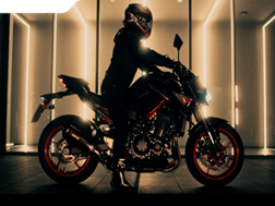 Vídeo – Akrapovic presta tributo às motos naked