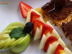 Espaços Diversos e Ambiente - Dispomos de diversos espaços, varanda vidrada com vista sobre a água, jardim lounge,  sala e salão rústicos com a presença de lareiras, garrafeira com loja de vinhos, parque privativo.