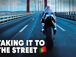 Miguel Oliveira acelera com a KTM RC16 na Ponte 25 de Abril