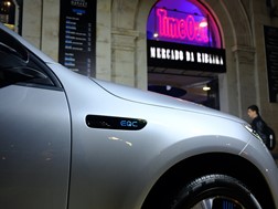 Mercedes elétrica na noite de Lisboa - #SWITCHTOEQ