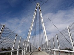 1- Ponte pedestre e ciclável Don Burnett em Cupertino, Califórnia, EUA