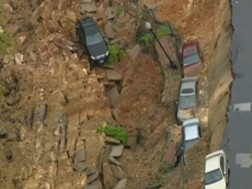 Estrada abate e engole carros em Baltimore, EUA