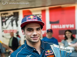 Miguel Oliveira aplaudido na chegada a Lisboa