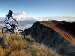 Brook MacDonald downhill na Nova Zelândia com a RedBull