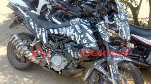 KTM 390 Adventure em fase final de desenvolvimento - A variante 390 cc da KTM Adventure é um dos modelos mais aguardados pelos fãs da marca austríaca, e o protótipo de desenvolvimento foi apanhado numa sessão de testes por estradas indianas.