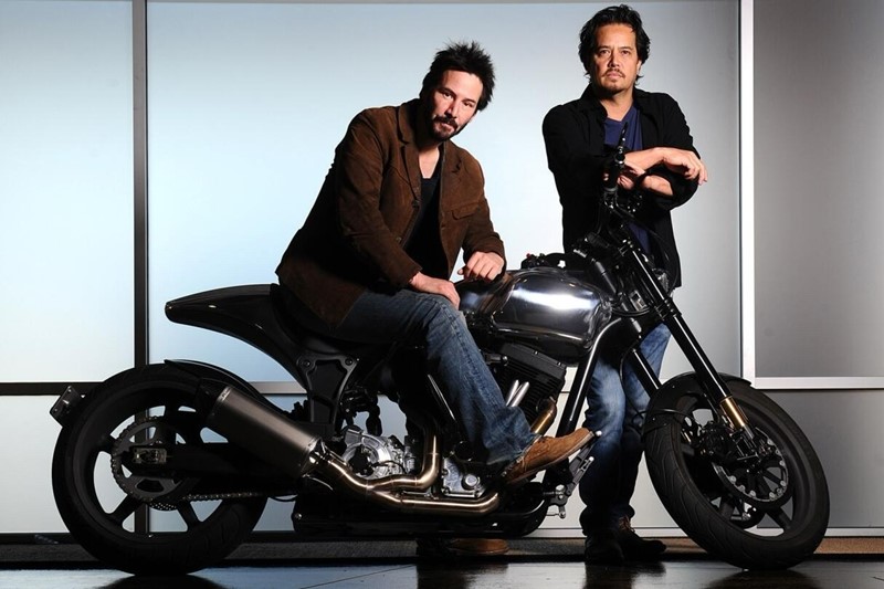 Keanu Reeves entra no mundo da competição com "Hooligans"