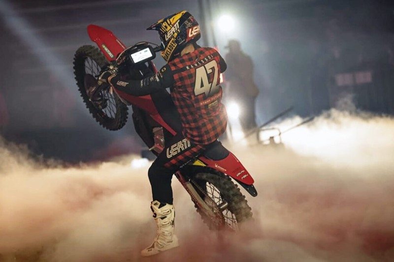 Eddie Karlsson faz história ao alcançar primeiro pódio de uma moto elétrica no Mundial de SuperEnduro