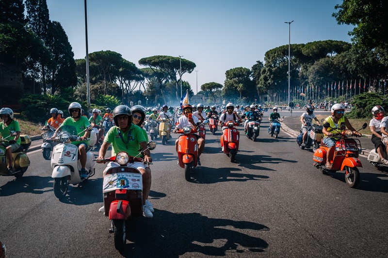 Vespa celebra 80 anos com desfile de 25 mil motos em Roma