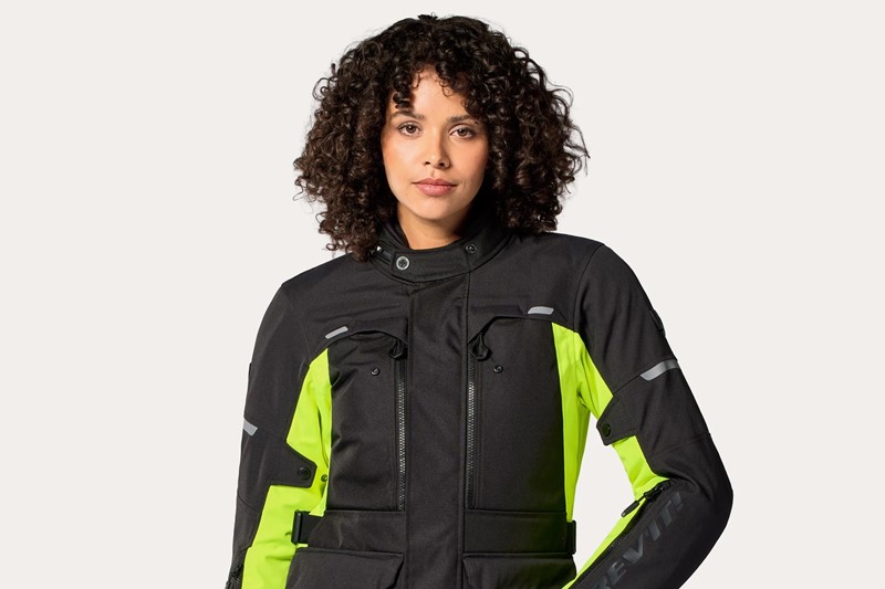 REV'IT! lança Outback 5 H2O Ladies, o novo blusão de aventura para todas as estações
