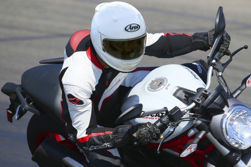 Arai renova grafismos para o capacete Quantic