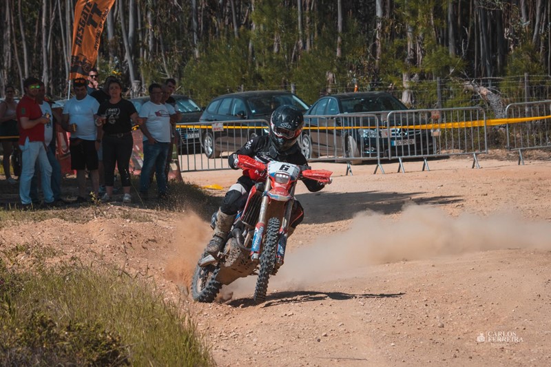 Aos 5 anos de idade, comecei a assistir corridas de motocross ao lado meu  pai - Moto Off-Road