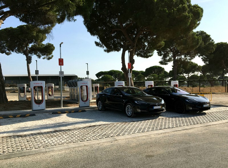 Tesla inaugura um novo Supercharger em Alcácer Tesla já disponibiliza cinco Superchargers em