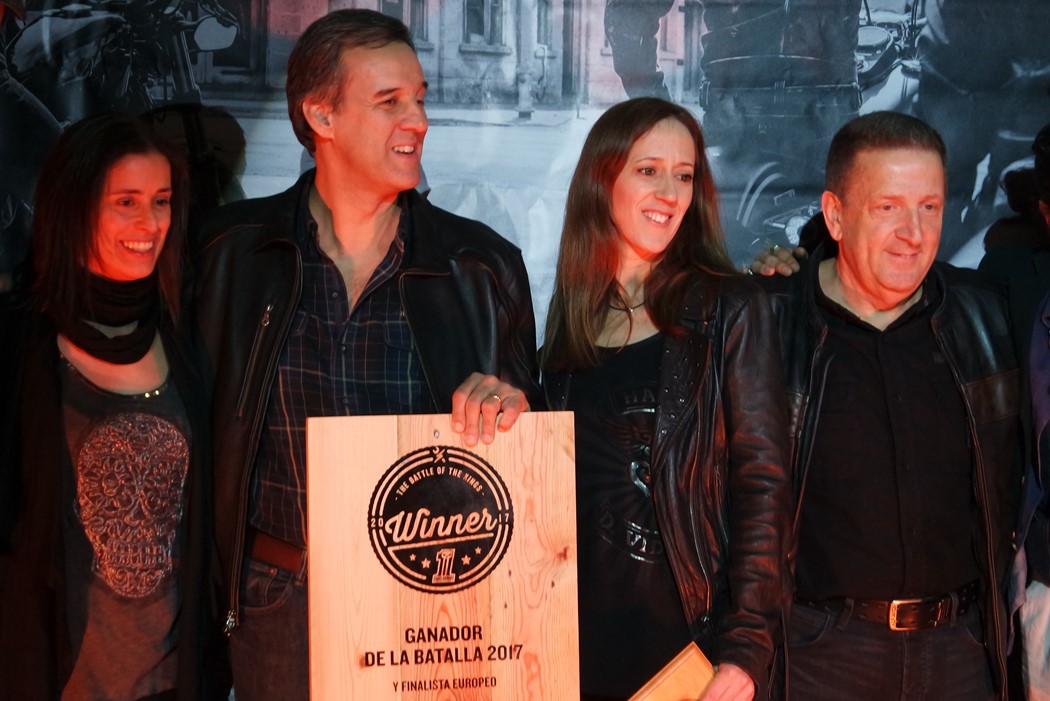Manuel Olaio e Manuel João, da H-D Lisboa, com Carmen Lopez (marketing) e Marta Suriñach (country manager de Portugal e Espanha) exibem o certificado de finalista da Metal Snake