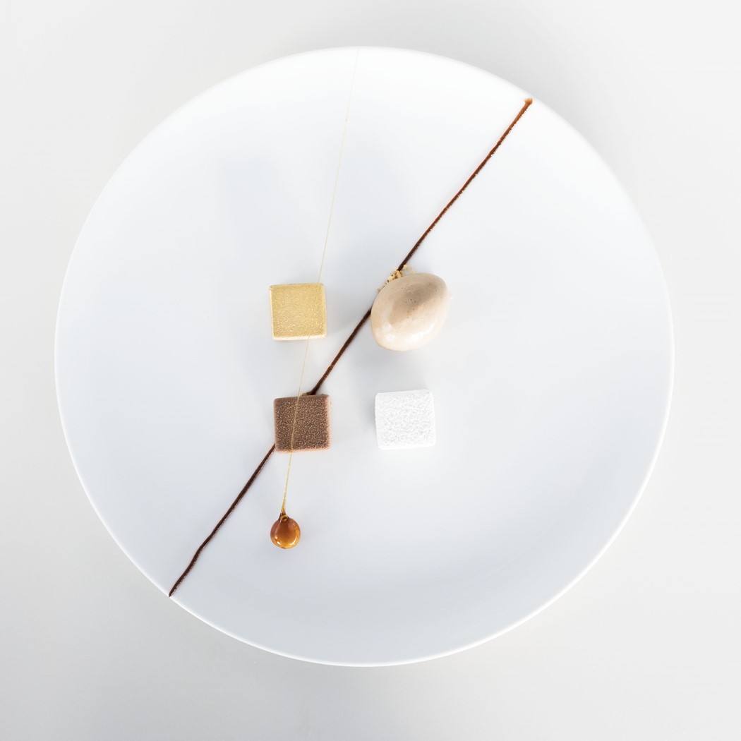 “Cubismo" de café angolano, biscuit e caramel de avelã, abacaxi grelhado com alecrim 