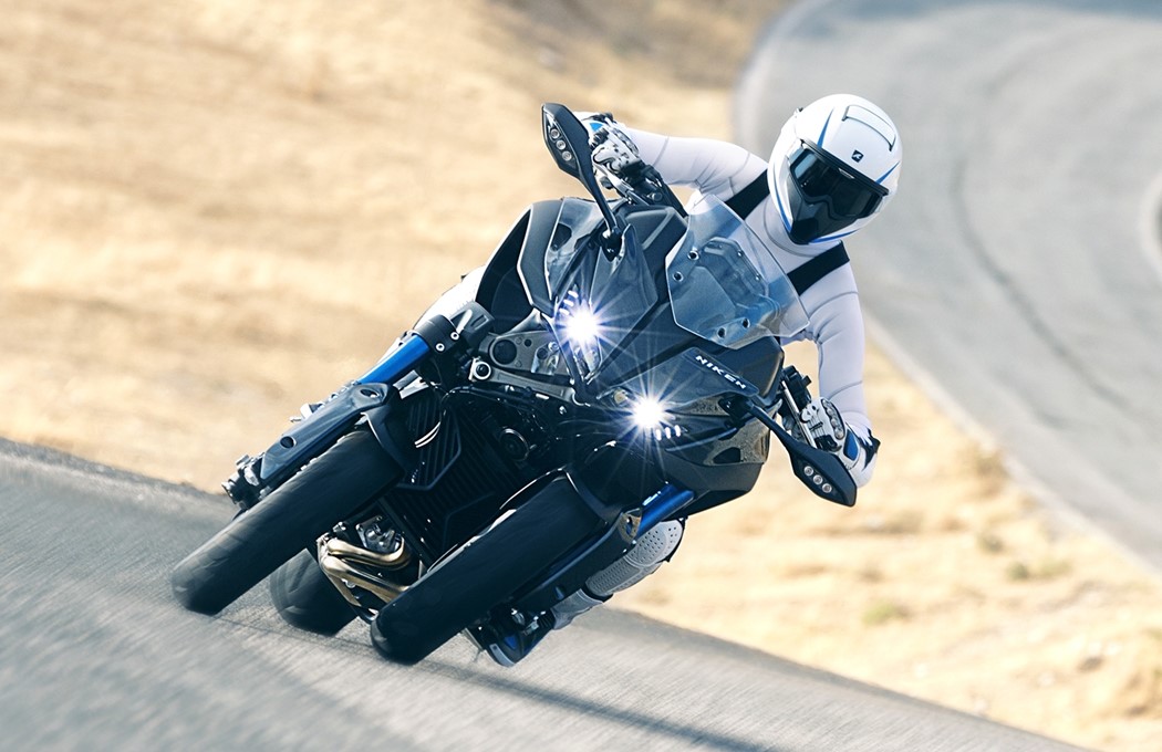 A Yamaha Niken vai estar disponível no nosso mercado em meados de 2018 e está homologada apenas como motociclo e necessita de carta de condução de categoria A