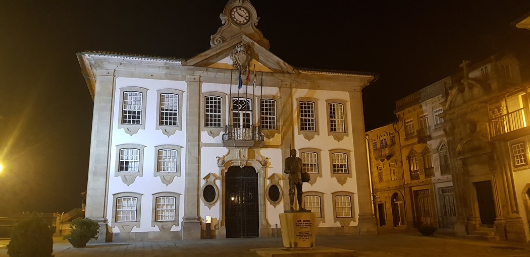Paços do Concelho e Estátua de D. Afonso