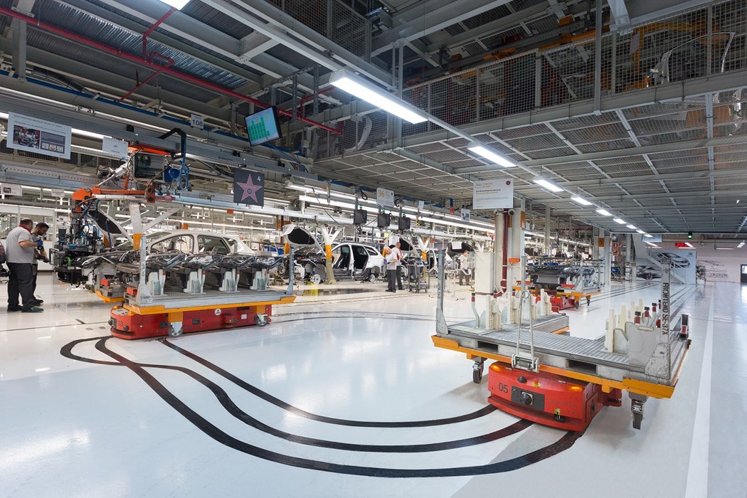 O transporte robotizado facilita e otimiza o trabalho dos operários ao reduzir em 25% o tempo de produção.