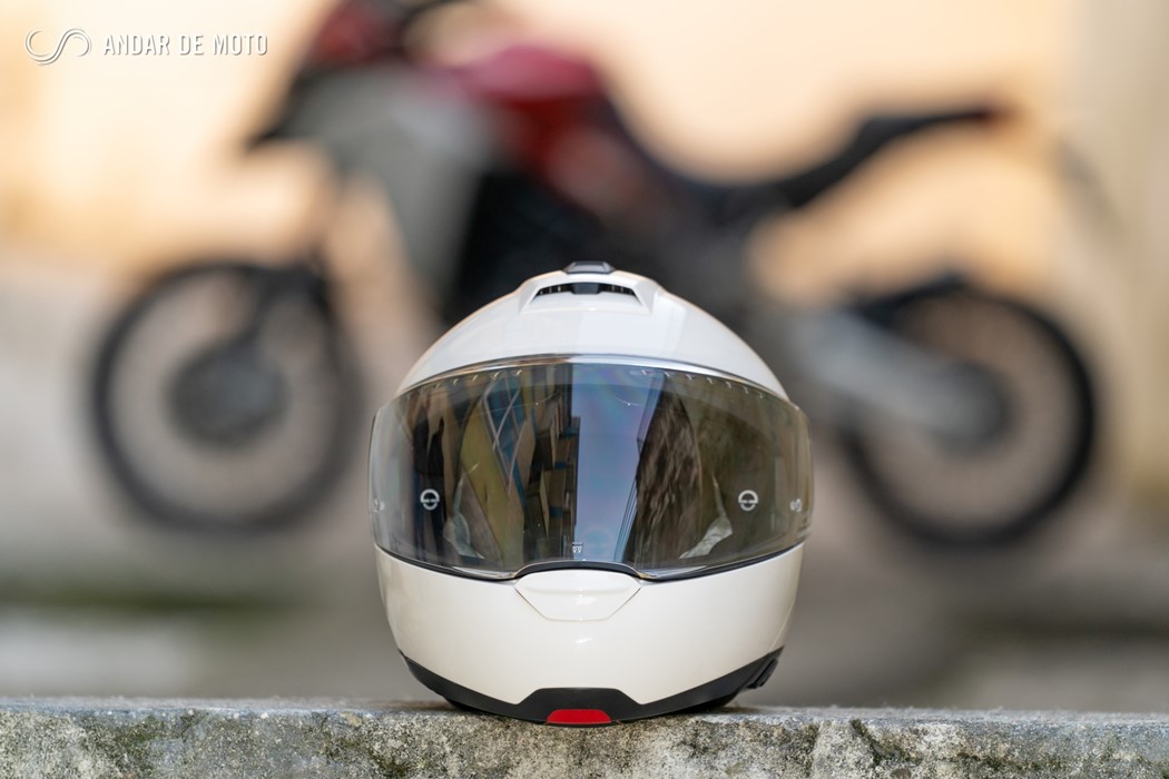 O Schuberth tem um design moderno e futurista, afigurando-se muito mais pequeno e compacto.
