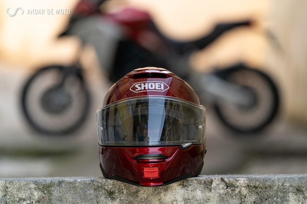 O Shoei tem um aspecto impressionante, com uma pintura de elevada qualidade que lhe confere um aspecto robusto e sólido.