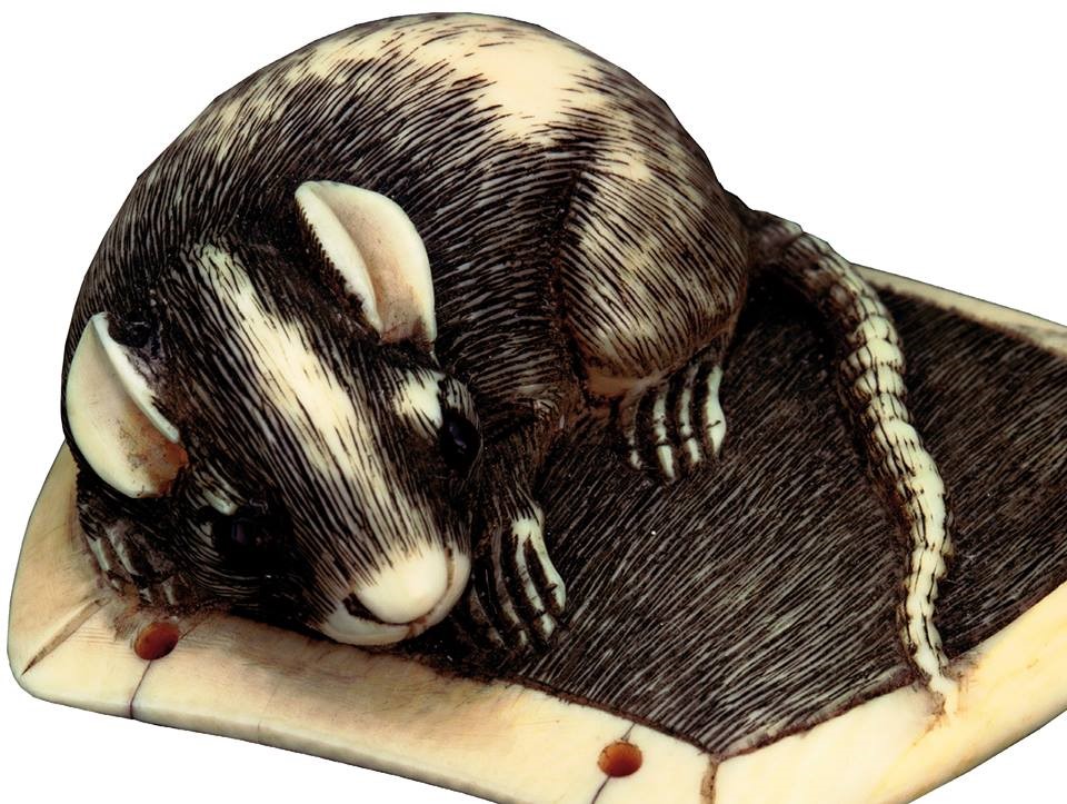 Netsuke de marfim representando um rato, atribuído ao célebre entalhador japonês Tomotada. Século XVIII. Div-15 / © MNS-Universidade do Minho