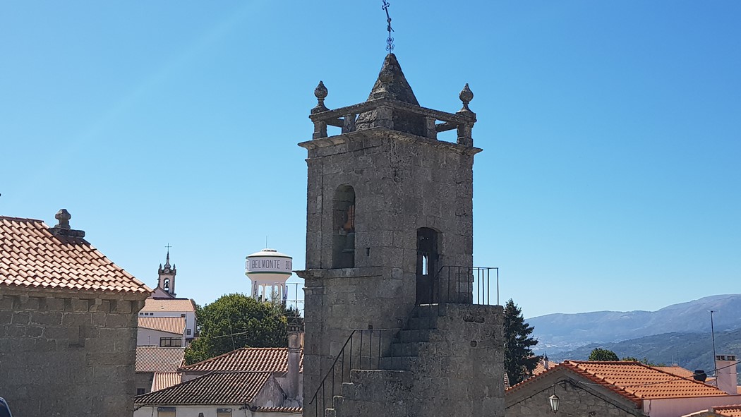 Belmonte - Torre da Igreja de Santiago, ao longe a torre da Igreja Matriz e o depósito de água