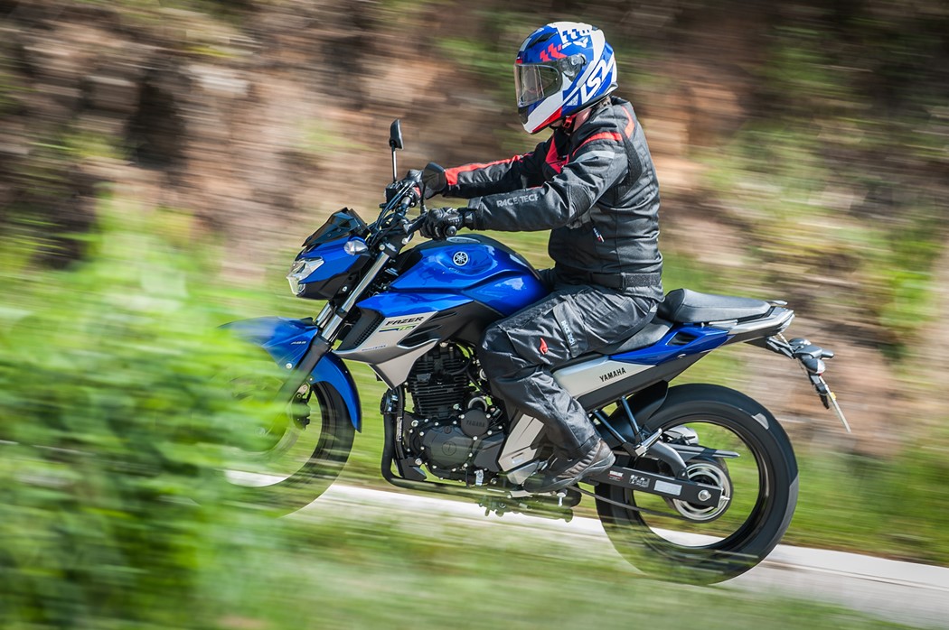 Pedaleiras foram recuadas e o guidão está mais alto e largo. Menos conforto do que na antiga Fazer
