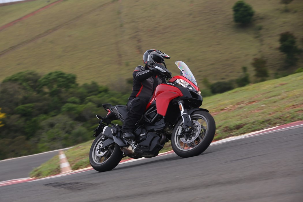 O conjunto suspensão e motor se mostrou bem ajustado para as várias propostas do modelo