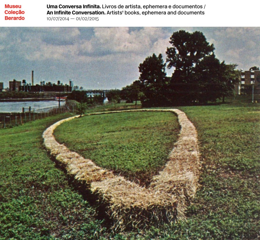 Detalhe de postal com fotografia da obra ANGELLIPSE de Carl Andre, da série «199 Hay Bales», instalada no A.R.E.A. Project, Wards Island, Nova Iorque, 1979.