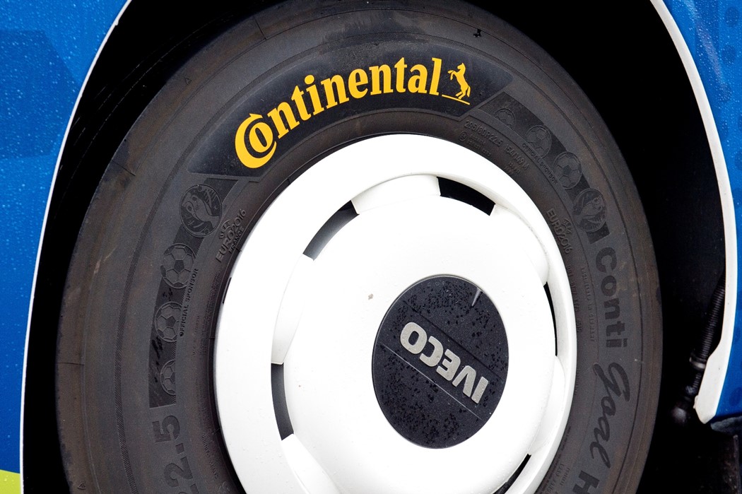 O Conti Goal HA3, um pneu exclusivo para o UEFA EURO 2016TM, inspirado no já testado e aprovado pneu Conti CityPlus HA3 para transporte regional, proporciona ótima performance e desempenho em molhado para uma viagem segura entre as 10 cidades anfitriãs da competição. Na dimensão 295/80 R 2