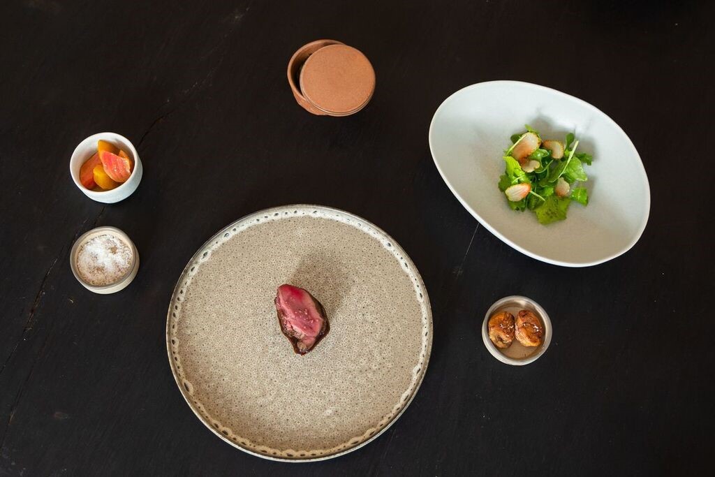 Javali carret, túberas, asparagus and pickles