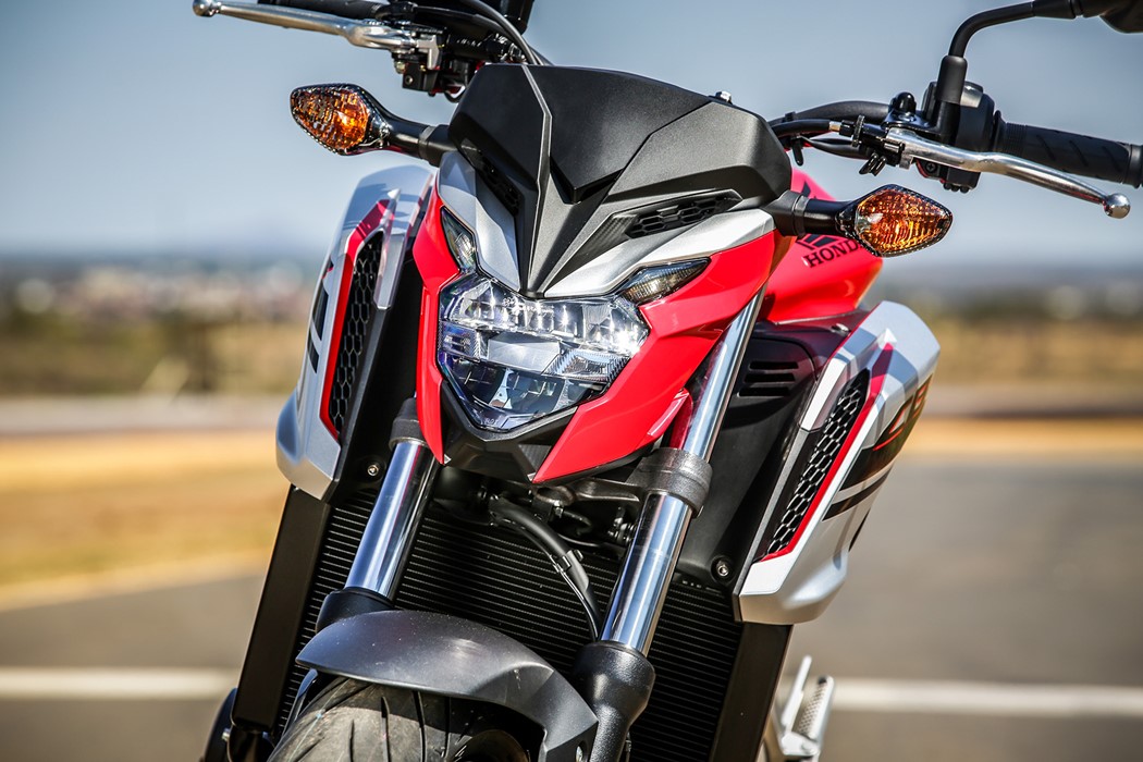 Tanto a naked CB 650F (foto) quanto a esportiva CBR 650F ganharam farois em LED para 2018