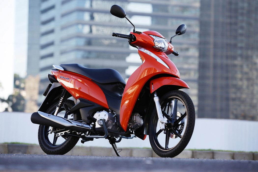 Reformulada esteticamente, a Biz 125 2018 uso o mesmo motor monocilíndrico que gera 9,2 cv