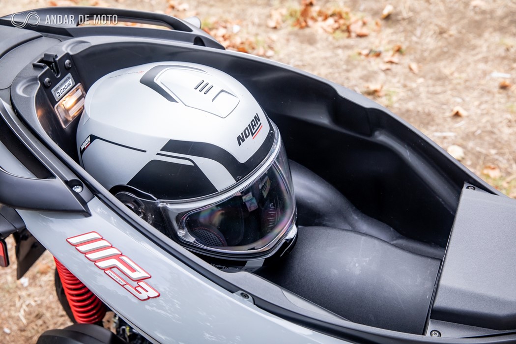 Comprovadamente, debaixo do assento não cabe nenhum capacete integral ou modular. Apenas um capacete Jet.