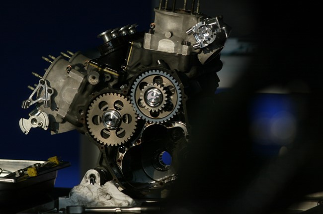 Imaginem 4 YZ125 de MX num cárter comum