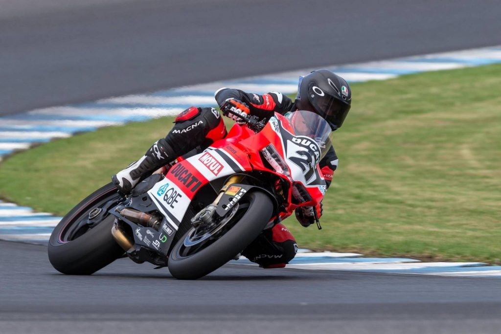 Troy Bayliss, com 48 anos, tem 3 títulos de SBK e também venceu uma corrida de MotoGP em Ducati. 