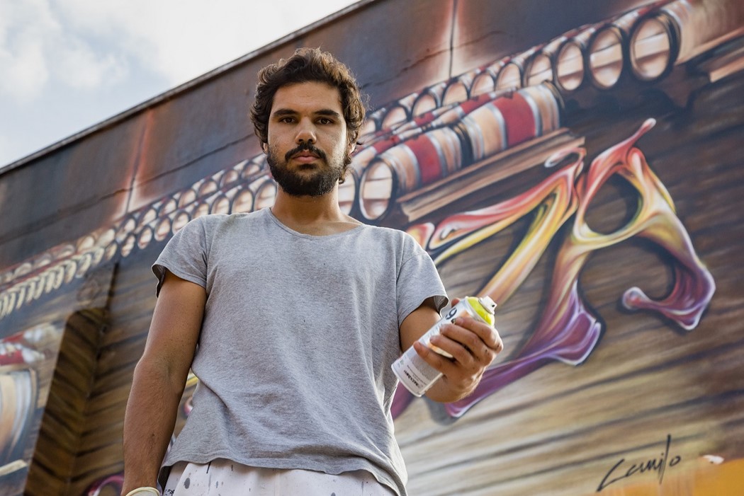 Francisco Camilo e um dos seus graffiti na Adega Fiuza