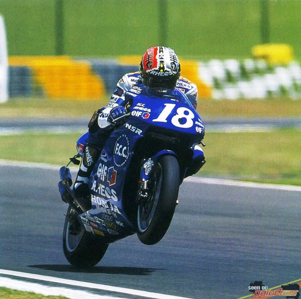 Nobuatsu Aoki, aos comandos de uma Honda NSR500 da TSR