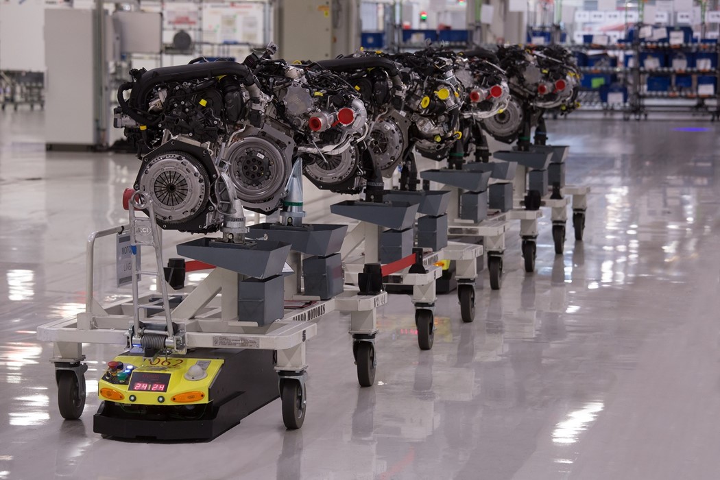 Os robots transportam 23.800 peças por dia percorrendo 436.000 km por ano