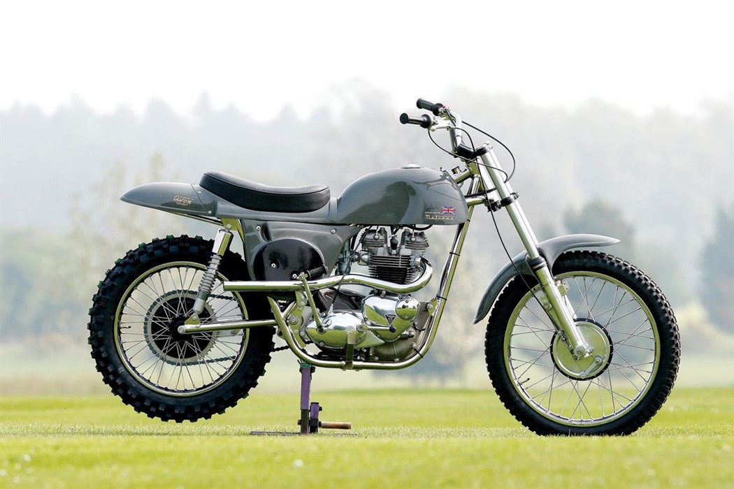 Uma réplica da Metisse-Triumph desert racer de Steve McQueen