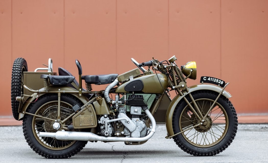 Norton 'Big 4', equipada com side-car