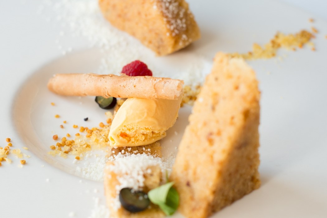 Bolo podre com neve de queijo fresco e gelado de abóbora crocante de canela