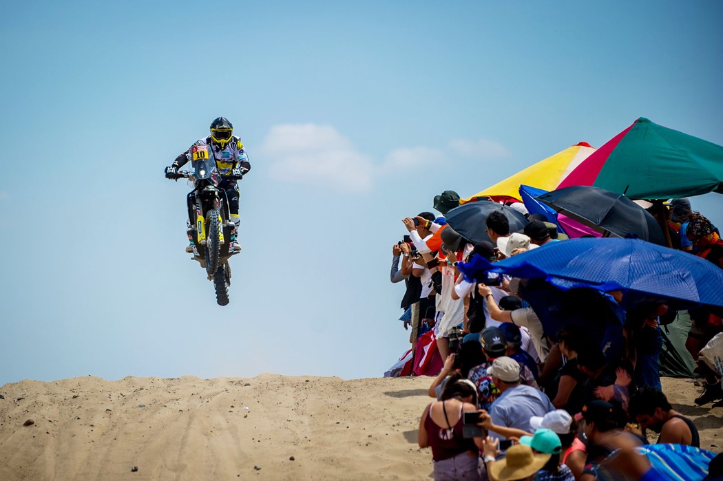 Pablo Quintanilla e a Husqvarna em grande estilo a voar para a foto