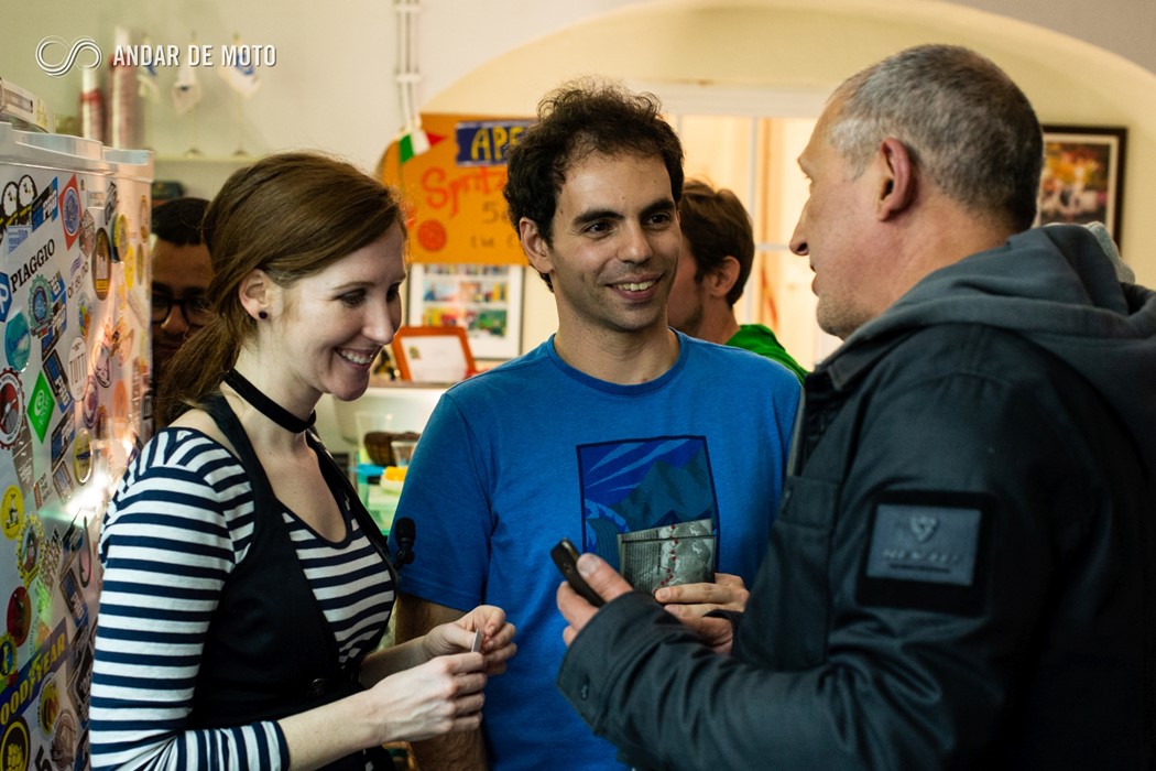 O realizador Francesco Crivaro e a produtora Clare Fogerty no Vespa Clube de Lisboa