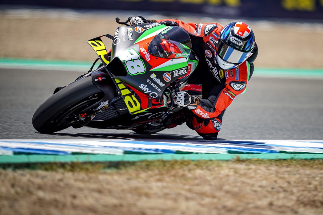 Bradley Smith passou de piloto de testes a piloto a tempo inteiro no lugar do castigado Andrea Iannone