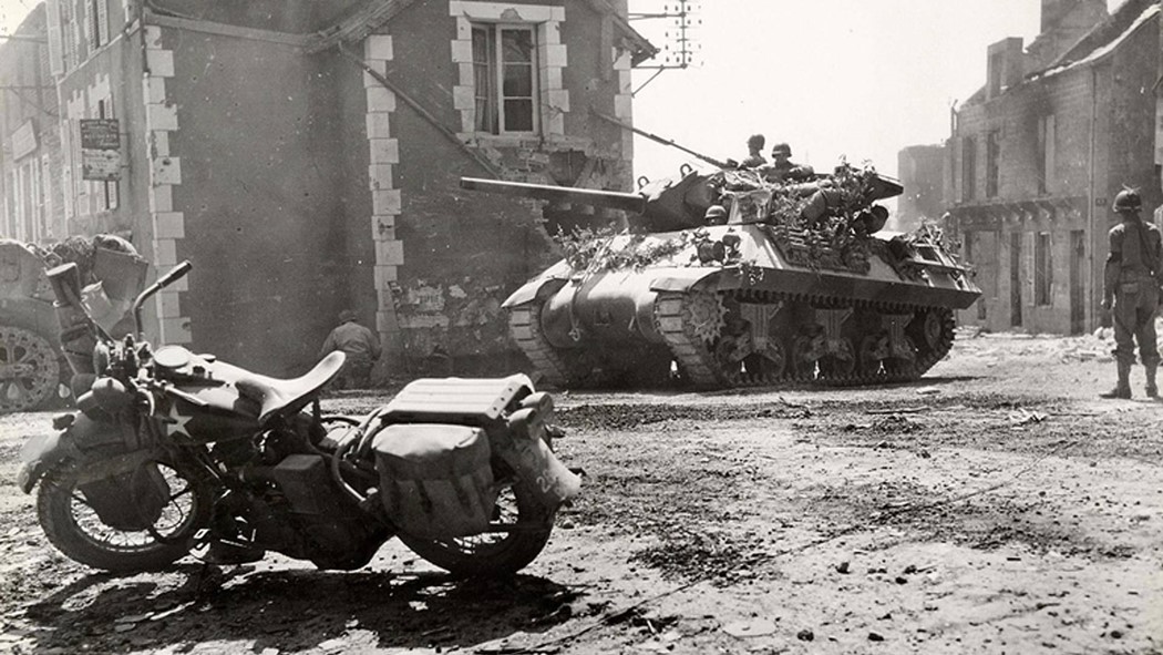  H-D WLA diante de um tanque Destroyer do exército americano