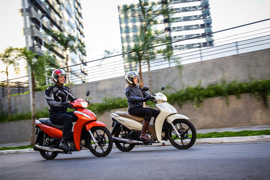 A nova Biz está disponível em quatro opções de cores: branco, preto, vermelho e a inédita laranja