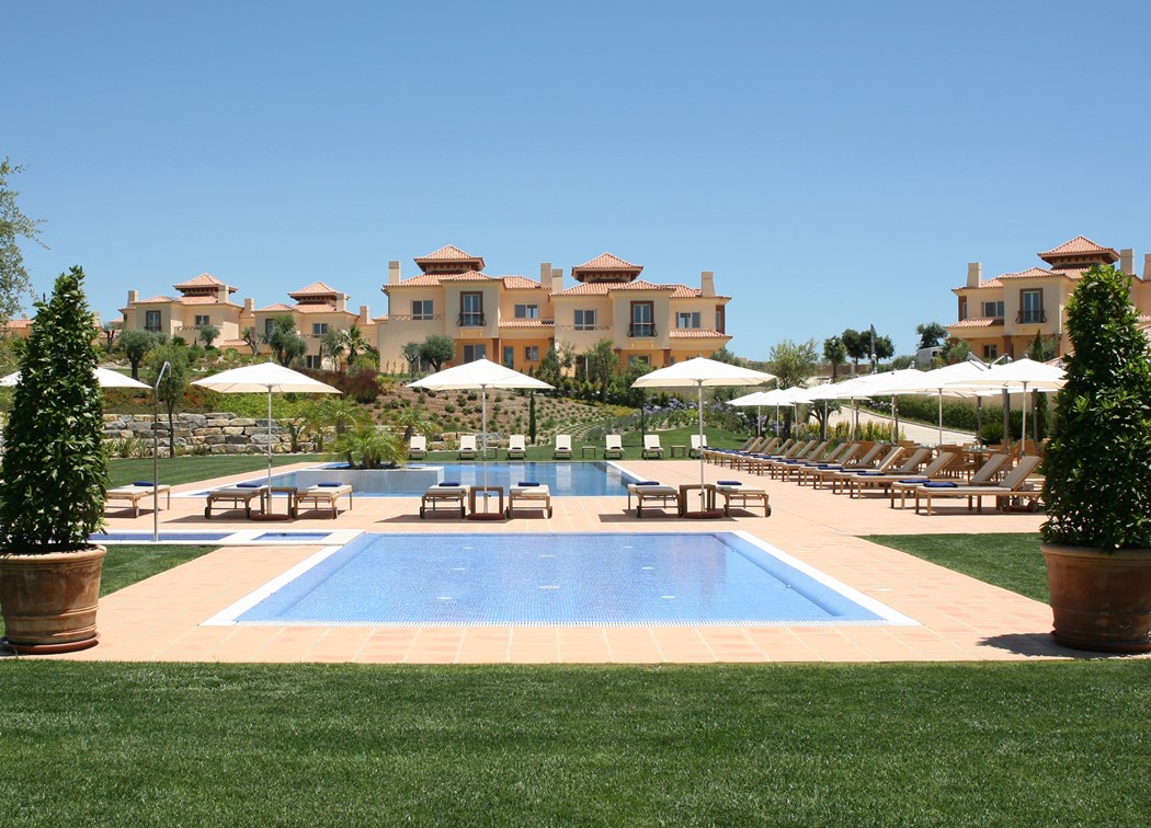 Piscina e Moradias