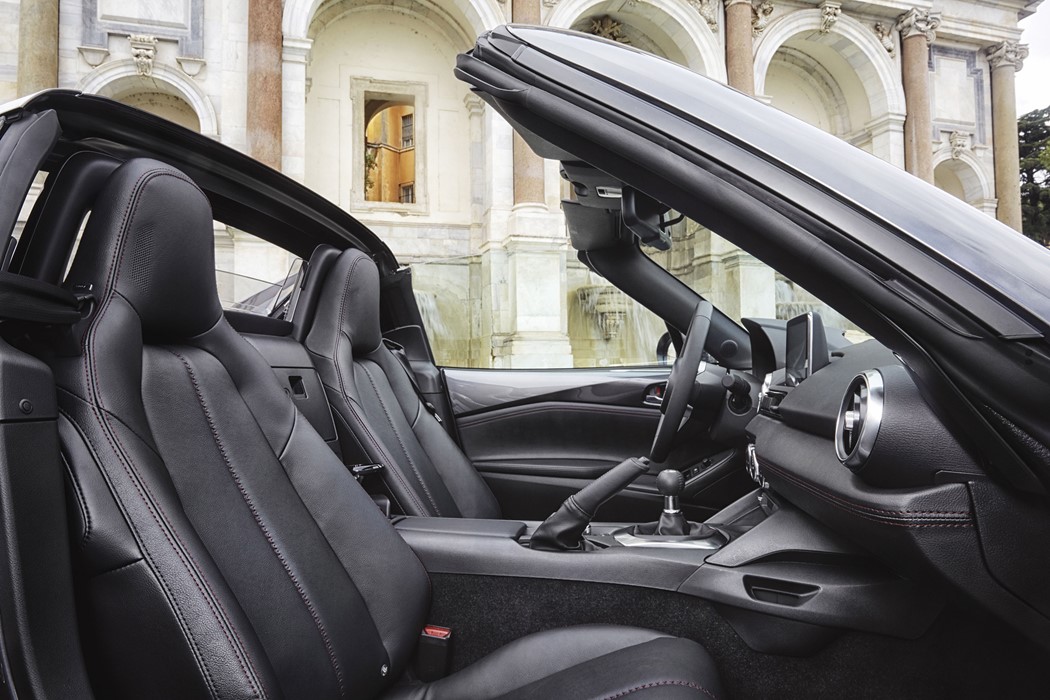 Mazda MX-5 RF - Interior