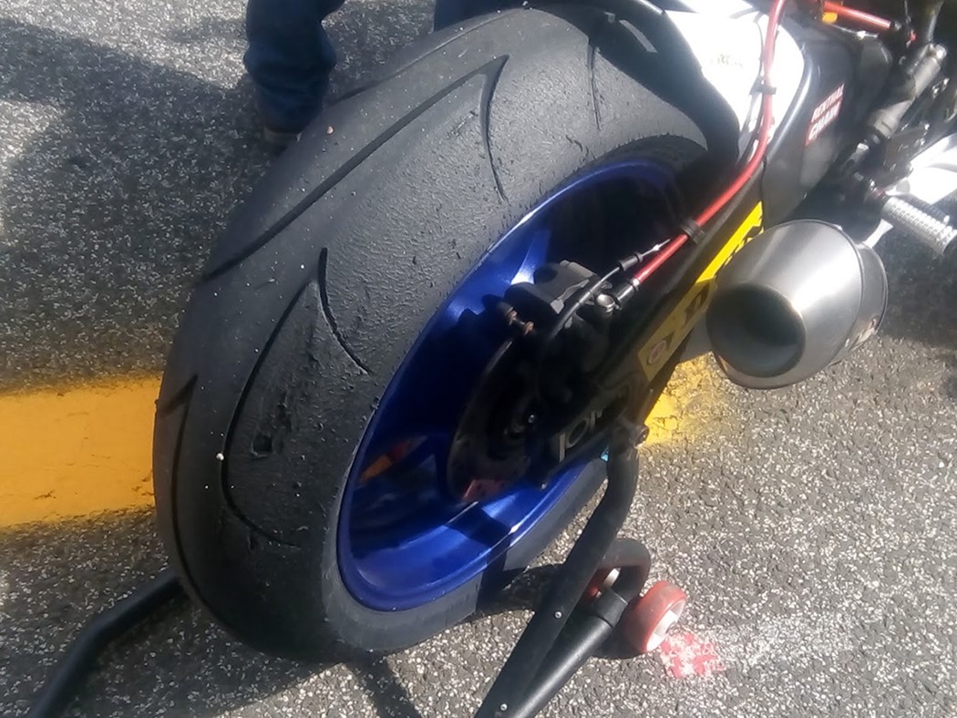 O Dunlop traseiro em mau estado